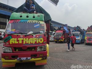 Ratusan Sopir Truk Penolak Kebijakan ODOL Kumpul di Puspa Agro Sidoarjo