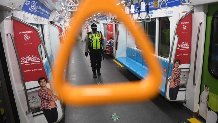 Petugas kemanan berjalan di dalam gerbong MRT di Jakarta, Sabtu (31/7/2021). Jumlah penumpang MRT turun hingga 80 persen setiap harinya sejak 3 Juli 2021 akibat Pemberlakuan Pembatasan Kegiatan Masyarakat (PPKM). ANTARA FOTO/Akbar Nugroho Gumay/foc.