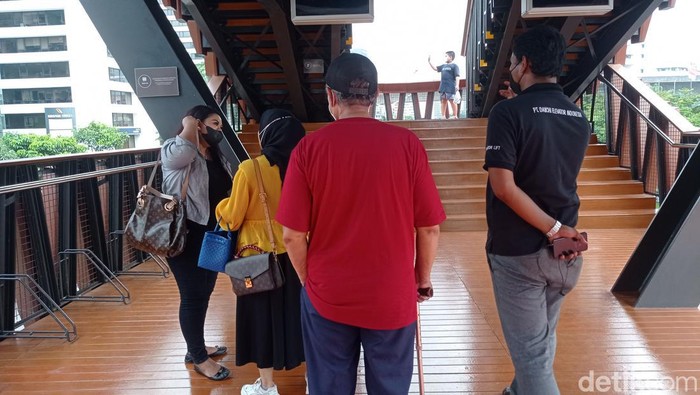 Suasana di Jembatan penyebrangan orang (JPO) bertema kapal Pinisi Karet-Sudirman.