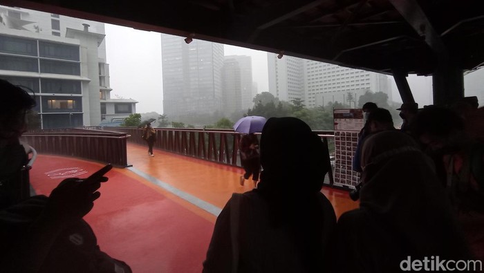 Suasana JPO Pinisi Sudirman saat hujan.