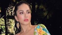 Dia tidak keberatan dinilai sebagai bintang film seksi yang kerap tampil sensual. (Foto: dok. Instagram @sunnyleone)