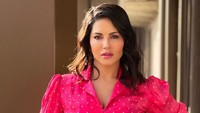 Dia pun memimpikan dapat peran-peran yang berbeda seperti yang dihadirkan dalam serial Anamika yang kini diperankannya. (Foto: dok. Instagram @sunnyleone)