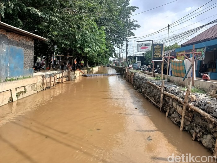 Tanggul di pinggir Jl Raya Bogor, dekat pertigaan Hek Kramat Jati, Jaktim, 11 Maret 2022. (Karin NS/detikcom)