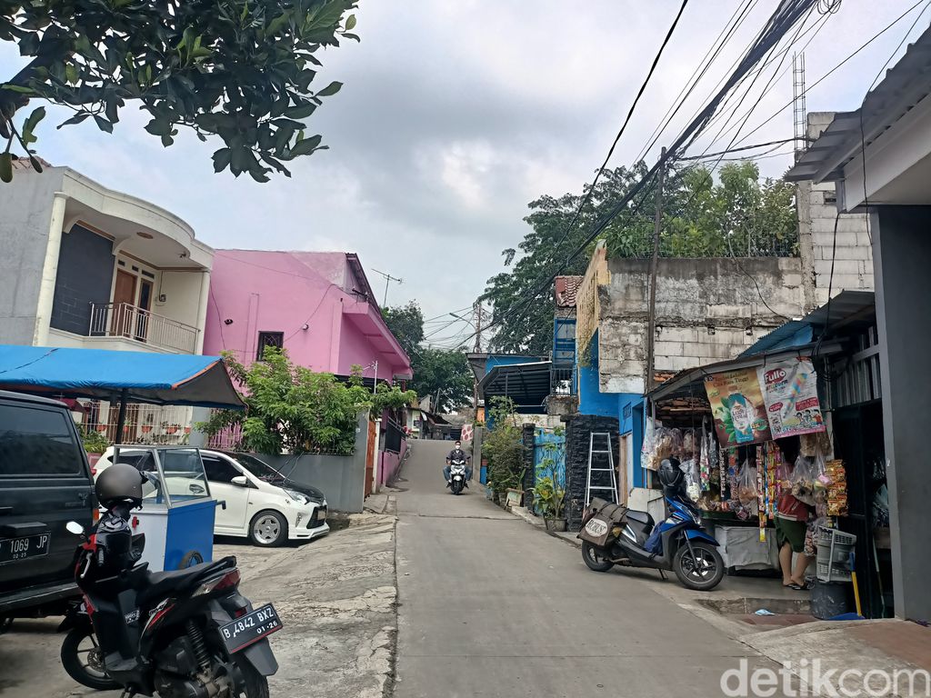 Tanggul di pinggir Jl Raya Bogor, dekat pertigaan Hek Kramat Jati, Jaktim, 11 Maret 2022. (Karin NS/detikcom)