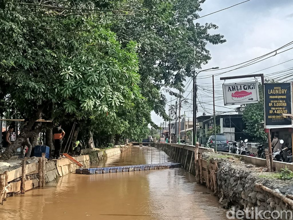 Tanggul di pinggir Jl Raya Bogor, dekat pertigaan Hek Kramat Jati, Jaktim, 11 Maret 2022. (Karin NS/detikcom)