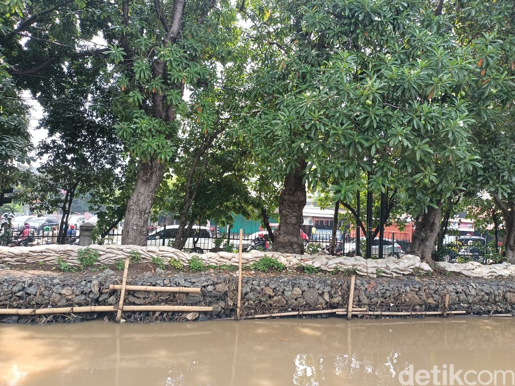 Tanggul di sekitar pertigaan Hek Kramat Jati, Jaktim, 11 Maret 2022. (Karin Nur Secha/detikcom)