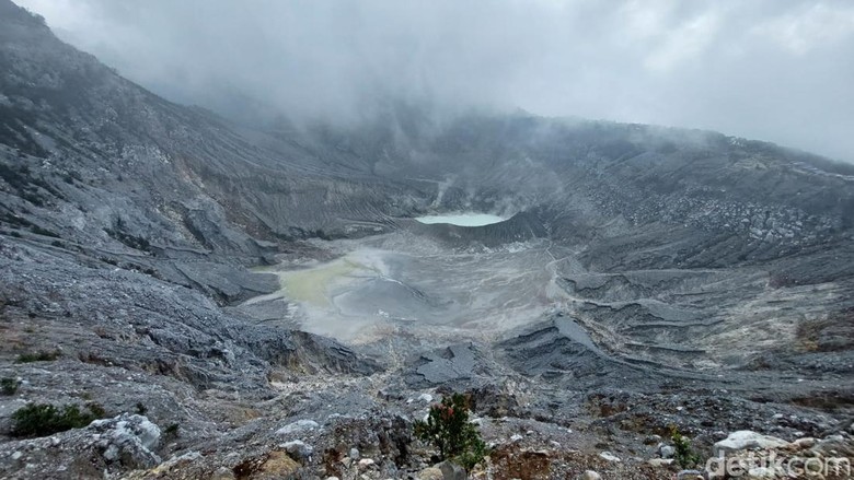 Tangkuban Parahu, salahsatu objek wisata populer di Lembang Bandung Tangkuban Parahu, salahsatu objek wisata populer di Lembang Bandung