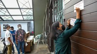 Bareskrim Polri menyita tiga aset milik Indra Kenz berupa gedung yang dijadikan kantor trading di Medan dan dua rumah pribadi di Deli Serdang.