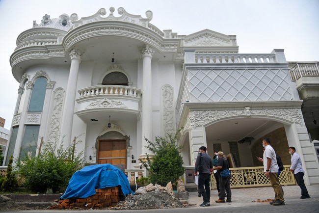 Crazy Rich Indra Kenz terjerat kasus penipuan yang membuatnya harus mendekam di penjara. Sorotan pun tertuju pada rumah mewahnya yang sedang dibangun. Berikut foto rumah mewahnya. (Foto: ANTARA FOTO/Fransisco Carolio)