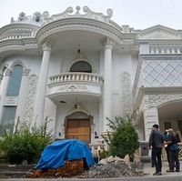 Crazy Rich Indra Kenz terjerat kasus penipuan yang membuatnya harus mendekam di penjara. Sorotan pun tertuju pada rumah mewahnya yang sedang dibangun. Berikut foto rumah mewahnya. (Foto: ANTARA FOTO/Fransisco Carolio)