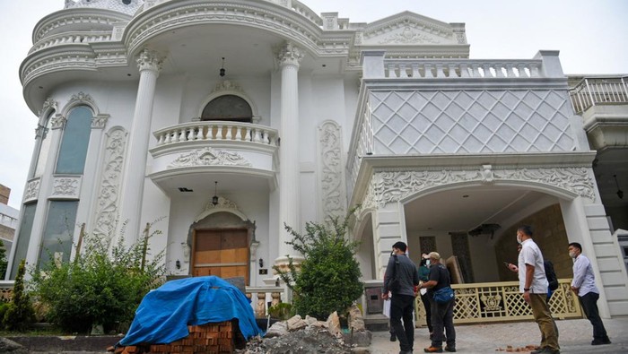 Tengok Lagi Rumah Mewah Indra Kenz yang Disita di Medan Dirtipideksus Bareskrim Polri sita rumah tersangka kasus aplikasi trading Binomo Indra Kenz di Medan. Diketahui, ada 3 aset milik Indra Kenz yang disita polisi.