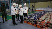 Selain meninjau proses teknologi mesin rice to rice, kedatangan Maruf Amin ke gudang Bulog juga untuk memastikan kecukupan stok sembako menjelang bulan Puasa dan Idul Fitri.