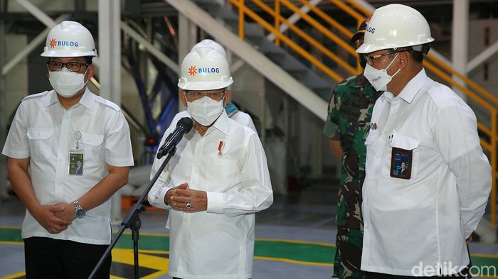 Tinjau Gudang Bulog, Wapres Pastikan Stok Beras Aman Jelang Ramadan Wakil Presiden Ma'ruf Amin kunjungi Gudang Bulog di Kelapa Gading, Jakarta. Kunjungannya dilakukan untuk pastikan kecukupan stok sembako menjelang Ramadan.
