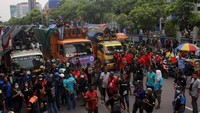 Dalam aksinya mereka menuntut ketegasan pemerintah dalam penerapan kebijakan regulasi angkutan logistik terkait kelebihan muatan (over loading) dan dimensi (over dimension) angkutan truk barang.