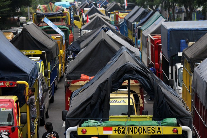 Deretan truk berbagai jenis terparkir saat sopir yang tergabung dalam Gerakan Sopir Jawa Timur (GSJT) berunjuk rasa di depan Kantor Dinas Perhubungan, Surabaya, Jawa Timur, Jumat (11/3/2022). Dalam aksinya mereka menuntut ketegasan pemerintah dalam penerapan kebijakan regulasi angkutan logistik terkait kelebihan muatan (over loading) dan dimensi (over dimension) angkutan truk barang. ANTARA FOTO/Patrik Cahyo Lumintu/Zk/nym.