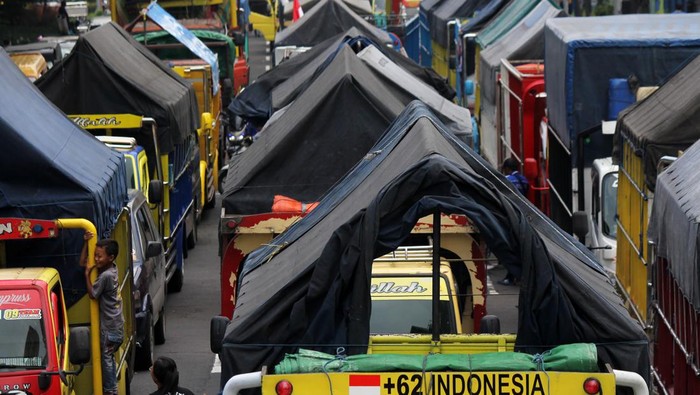 Deretan truk berbagai jenis terparkir saat sopir yang tergabung dalam Gerakan Sopir Jawa Timur (GSJT) berunjuk rasa di depan Kantor Dinas Perhubungan, Surabaya, Jawa Timur, Jumat (11/3/2022). Dalam aksinya mereka menuntut ketegasan pemerintah dalam penerapan kebijakan regulasi angkutan logistik terkait kelebihan muatan (over loading) dan dimensi (over dimension) angkutan truk barang. ANTARA FOTO/Patrik Cahyo Lumintu/Zk/nym.