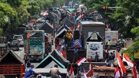 Sejumlah sopir truk yang tergabung dalam Gerakan Sopir Jawa Timur (GSJT) berunjuk rasa di depan Kantor Dinas Perhubungan, Surabaya, Jawa Timur , Jumat (11/3/2022).