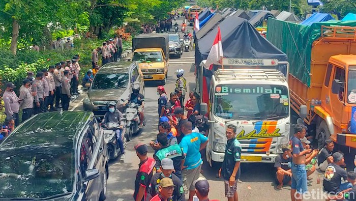 Truk sudah terparkir di depan Kantor Dishub Jatim