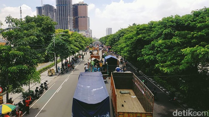 Truk sudah terparkir di depan Kantor Dishub Jatim