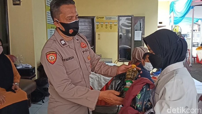 Vaksinasi gratis minyak goreng di Mapolsek Margaasih.