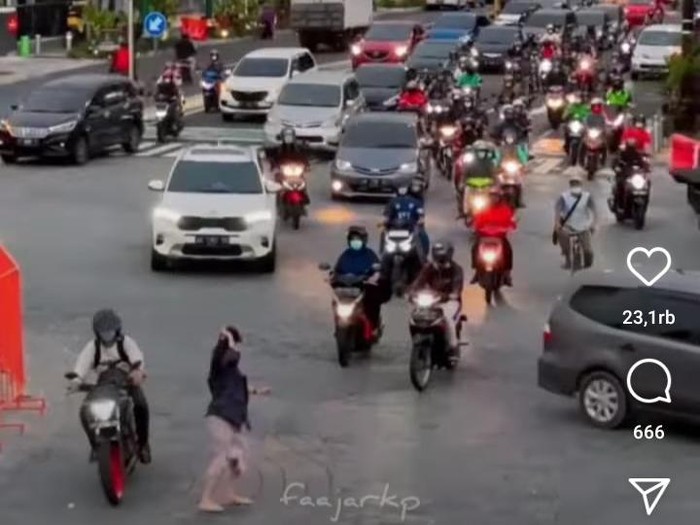 Viral perempuan berpose di Tugu Jogja hampir tertabrak kendaraan.