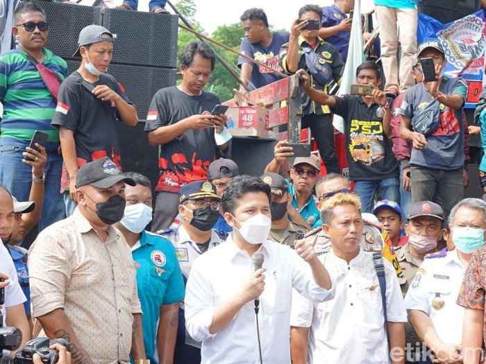 Wagub Jatim Emil Elestianto Dardak bertemu ratusan sopir truk yang demo tolak odol