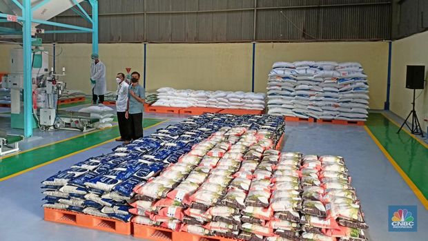 Wakil Presiden Ma'ruf Amin mengunjungi kompleks pergudangan Perum BULOG di kawasan Kepala Gading, Jakarta Jumat (11/3). (CNBC Indonesia/ Ferry Sandii)