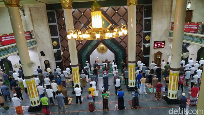 Warga salat di Masjid Agung Ciamis