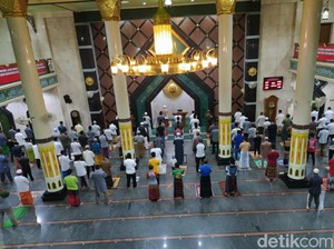 Dukung Fatwa MUI Rapatkan Saf Salat, DMI Ciamis: Tetap Pakai Masker