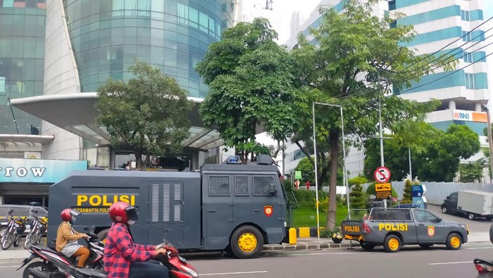 Water cannon untuk demo seopir truk soal ODOL di Surabaya