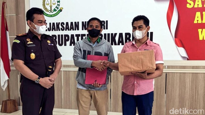 Yadi Mulyana (tengah) dan Wendar (kanan) sepakat berdamai setelah upaya restorative justice diterapkan Kejari Sukabumi.