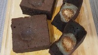 Versi istimewa lain dari brownies cokelat adalah yang diberi isian mochi kenyal di dalamnya. Sekali gigit, kamu bisa merasakan sensasi lembut dan kenyal. Yuk bikin brownies mochi dengan panduan resep ini. Foto: detikfood