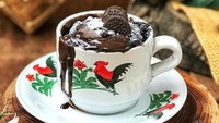 Mau bikin kue cokelat yang praktis dan enak? Mug cake ini bisa jadi pilihan. Bahannya hanya tepung terigu, selai cokelat, susu full cream, baking powder, dan chocolate chips. Lihat langkah membuatnya di resep ini. Foto: Rudy Cahyadi