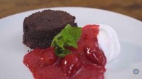 Selain dikukus, lava cake juga bisa dipanggang. Teksturnya garing di luar dan lembut lumer di dalamnya. Molten lava cake juga makin enak dengan paduan bahan essence vanilla butter dan saus cranberry. Intip resepnya di sini. Foto: YouTube Yongki Gunawan