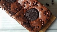 Siapapun pasti ngiler ketika melihat brownies cokelat ini. Apalagi rasanya juga enak karena diberi topping biskuit, choco chips, atau choco ball. Brownies Manies bisa dibuat dengan mengikuti resep ini. Foto: Eva Sriastuti