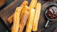 Tak usah jajan di mall, kamu bisa bikin churros di rumah. Camilan khas Spanyol ini rasanya sangat nikmat ketika dicocol ke saus cokelat yang manis leleh. Penasaran cara buatnya? Ini dia resep churros saus cokelat yang renyah tahan lama. Foto: iStock