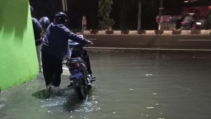 Air sisa masih menggenang di tepi jalan Jogja-Solo, Kecamatan Prambanan, Klaten, Sabtu (12/3/2022).