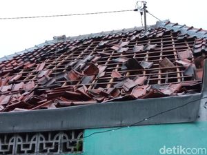 Puting Beliung Rusak Belasan Rumah di Cirebon