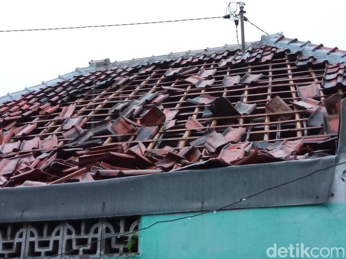 Angin puting beliung rusak belasan rumah di Cirebon