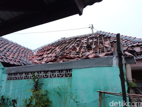 Angin puting beliung rusak belasan rumah di Cirebon