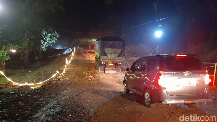 Arus Lalu Lintas di kawasan Tomo Sumedang terhambat akibat amblasan jalan dengan kedalaman sekitar 1 meter dan panjang 60 meter.