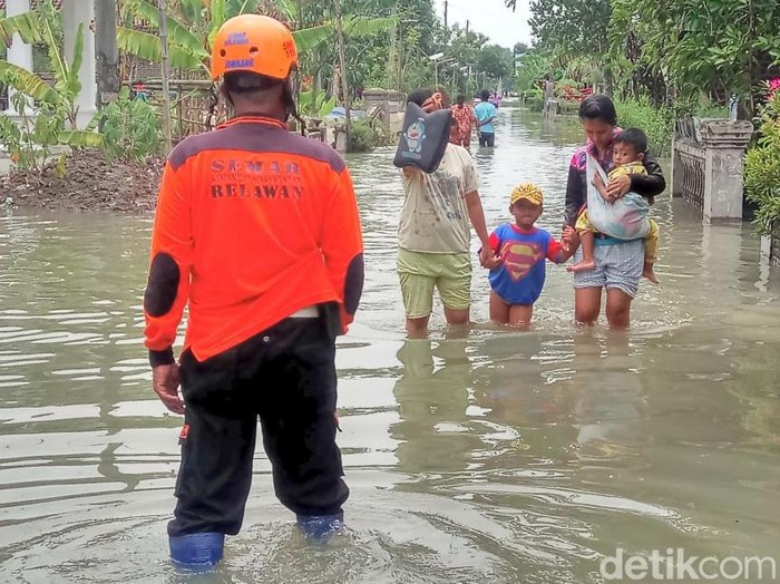 Banjir di Jombang masih merendam rumah dan sawah