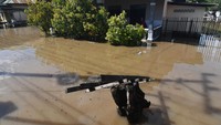Banjir ini mengakibatkan aktivitas warga terganggu.
