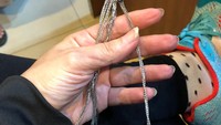Namun, saat hendak pulang dan berjalan ke mobil, dua orang pria menjambret kalung dengan liontin berlian itu. Kalungnya putus dan liontin berlian seharga Rp 400 juta berhasil dibawa penjambret. Foto: dok. Pribadi