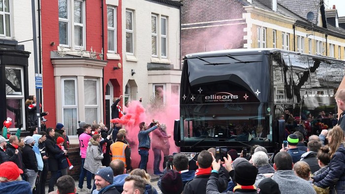 LIVERPOOL, ENGLAND - APRIL 14:  The Chelsea team bus is welcomed by fans prior to the Premier League match between Liverpool FC and Chelsea FC at Anfield on April 14, 2019 in Liverpool, United Kingdom. (Photo by Michael Regan/Getty Images)