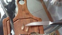 Kalau ini memasak pakai tenaga dalam namanya. Niat hati memotong kepala ikan, kok talenannya malah ikut terbelah. Wah pisaunya juga sangat tajam ini. Foto: bright side