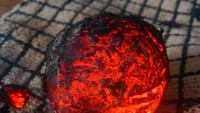 Untuk membuat kentang panggang biasanya menggunakan oven tetapi begini jadinya kalau tidak mengikuti instruksi dengan benar. Kentangnya malah dibakar di atas bara api.  Foto: bright side