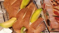 Begini jadinya kalau tidak membaca resep dengan benar. Niat hati ingin membuat banana bread, jadinya malah seperti ini. Kulit pisangnya pun belum dikupas.  Foto: bright side