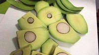 Tidak semua orang mengerti cara memasak yang benar. Seperti bapak-bapak yang diminta untuk mengupas alpukat oleh istrinya. Ia malah mengupas alpukat seperti ini.  Foto: bright side