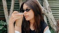 Di Instagramnya, Chantiq Schagerl banyak membagikan keseruannya. Salah satunya saat ngopi cantik di kafe kekinian, seperti yang terlihat pada foto ini. Foto: Instagram @cha_schagerl